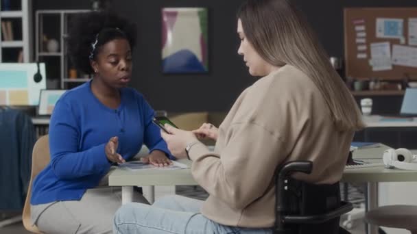 Média Foto Jovem Caucasiana Com Deficiência Sentada Cadeira Rodas Mostrando — Vídeo de Stock