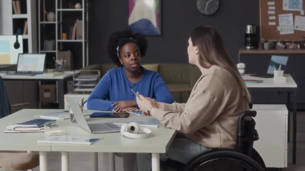Média Foto Jovem Caucasiana Cadeira Rodas Conversando Com Colega Negra — Vídeo de Stock