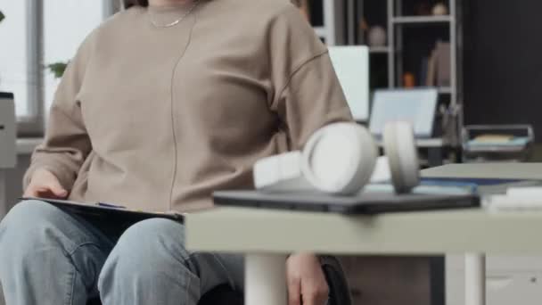 Tiro Médio Mulher Branca Montando Cadeira Rodas Longo Escritório Enquanto — Vídeo de Stock