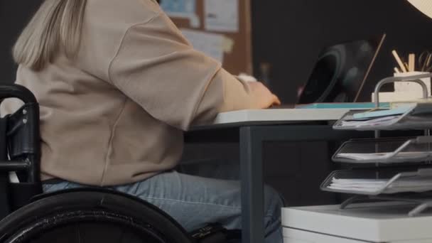 Mittlere Einstellung Einer Jungen Rollstuhlfahrerin Aus Dem Kaukasus Die Laptop — Stockvideo