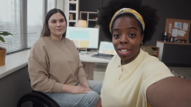 휠체어에 코카서스 동료와 사무실에서 비디오 블로그를 여성의 Pov 그들의 직장에 — 비디오