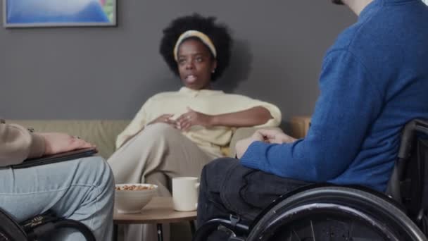Обрезанный Снимок Молодой Чернокожей Женщины Слушающей Пару Коллег Инвалидному Креслу — стоковое видео