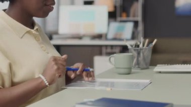 Tekerlekli sandalyedeki genç erkek aday, siyahi kadın halkla ilişkiler müdürüyle modern ofiste iş görüşmesi yapıyor ve iş sözleşmesi imzalıyor.