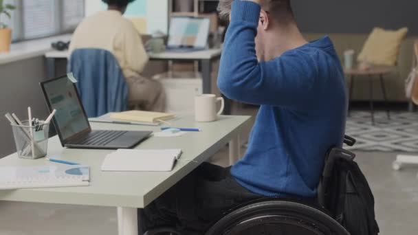 Tiro Médio Jovem Caucasiano Com Deficiência Sentado Cadeira Rodas Mesa — Vídeo de Stock