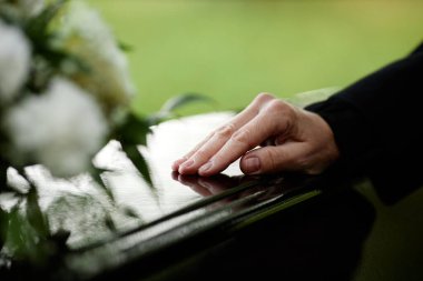 Kadınların el pençe divan durması, açık hava cenaze töreninde elveda demeleri, boşluğu kopyalamaları.