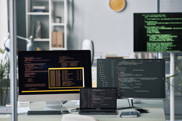 Компьютеры и ноутбук на рабочем столе, программирование и тестирование концепции