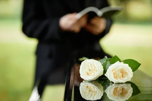 Close Van Twee Witte Rozen Doodskist Bij Begrafenisceremonie Buiten Kopieerruimte — Stockfoto