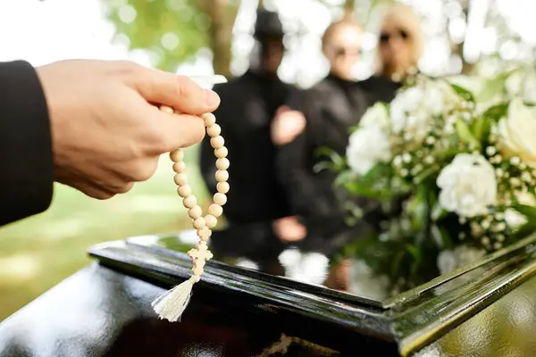 Närbild Man Som Håller Radband Och Vid Utomhus Begravning Ceremoni — Stockfoto