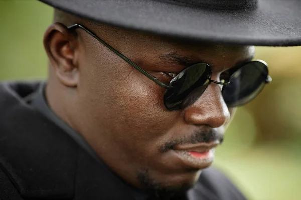 Närbild Afroamerikansk Man Bär Svart Hatt Med Solglasögon — Stockfoto