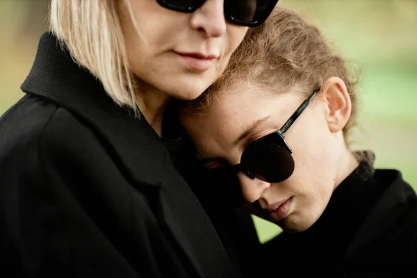 Close Van Moeder Dochter Omarmen Bij Outdoor Begrafenis Ceremonie Rouwen — Stockfoto