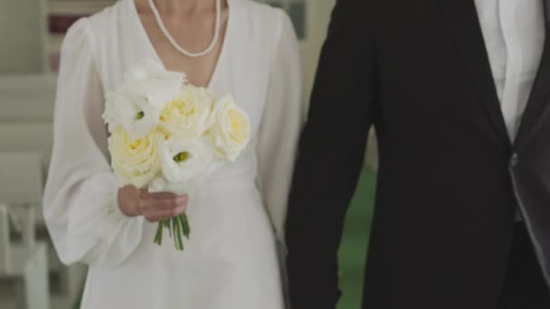 Lentidão Cortada Noiva Irreconhecível Segurando Macio Buquê Noiva Mão Juntamente — Vídeo de Stock