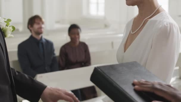 Kecses Menyasszony Lelassult Jegygyűrűt Húzott Vőlegény Ujjára Miközben Együtt Álltak — Stock videók