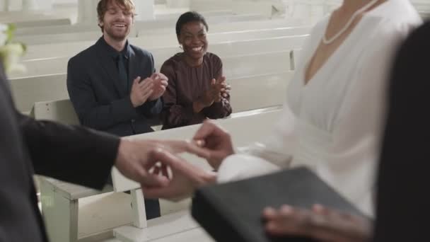 Felismerhetetlen Házaspár Lassú Vágása Akik Gyűrűt Cserélnek Oltár Előtt Fehér — Stock videók