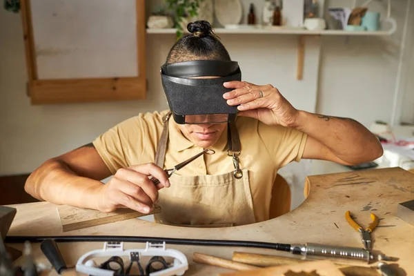 Front View Female Jeweler Wearing Magnifying Goggles While Creating Handmade — Stock Photo, Image