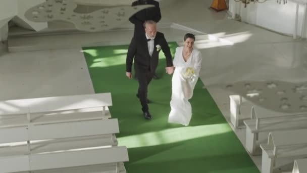 카펫을 중년의 Slowmo 남편과 성당에서 제단에 공식에 — 비디오