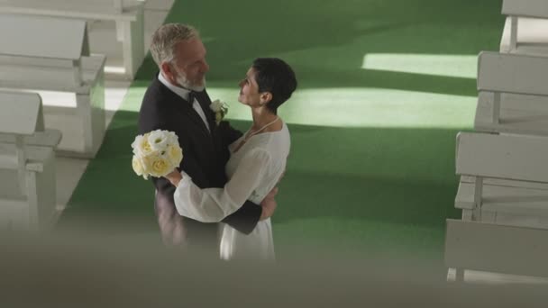 성숙한 신혼의 Slowmo 코카서스 아늑한 결혼식 예배당에서 카펫에 — 비디오