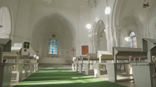 Brak Zdjęć Wnętrza Kościoła Luterańskiego Białymi Drewnianymi Ławkami Zielonym Dywanem — Wideo stockowe