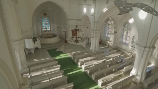 People View Shot Peaceful Lutheran Wnętrze Kościoła Białych Kolorach Anielskich — Wideo stockowe