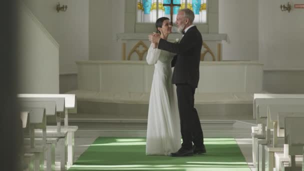 Полное Медлительность Романтической Зрелой Белой Невесты Жениха Танцуют Свой Первый — стоковое видео
