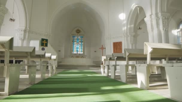 Dolly Nenhum Povo Tiro Pequena Igreja Luterana Branca Com Janela — Vídeo de Stock