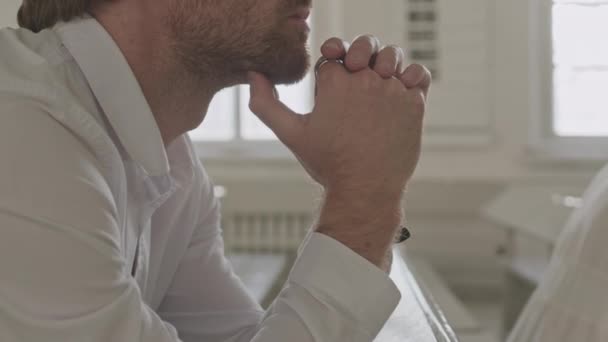 Střední Detailní Záběr Pomalým Mladým Bělošským Vousatým Mužem Bílé Košili — Stock video