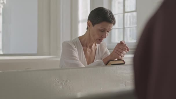 Pomalá Krátkovlasá Žena Středního Věku Dívá Dolů Modlí Zatímco Sedí — Stock video