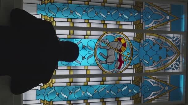 Tiro Vertical Hombre Irreconocible Oscuridad Pie Sobre Sus Rodillas Por — Vídeos de Stock