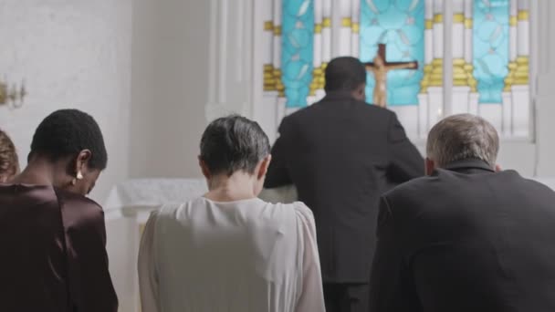 Visão Traseira Pessoas Multiétnicas Padre Orando Com Cabeça Para Baixo — Vídeo de Stock