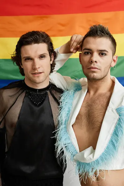 Retrato Vertical Dos Jóvenes Homosexuales Posando Con Bandera Del Orgullo — Foto de Stock