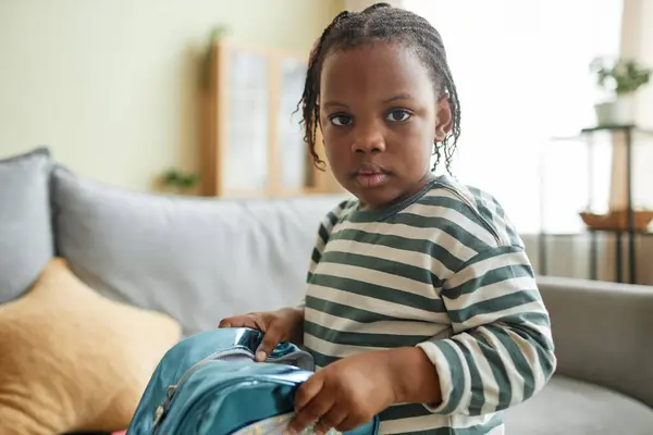 Close Retrato Criança Negra Bonito Olhando Para Câmera Ambiente Acolhedor — Fotografia de Stock