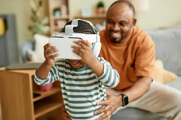 Retrato Lindo Niño Negro Con Auriculares Disfrutando Entretenimiento Realidad Virtual —  Fotos de Stock