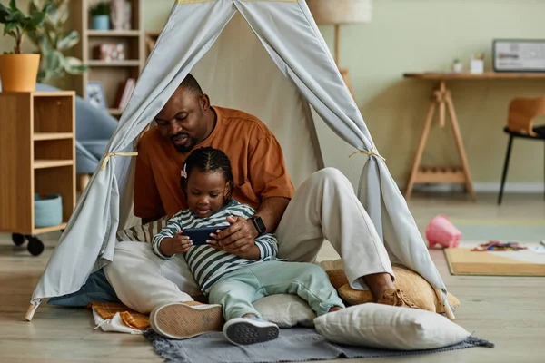 Ganzes Porträt Des Liebenden Schwarzen Vaters Mit Kind Das Gemeinsam — Stockfoto