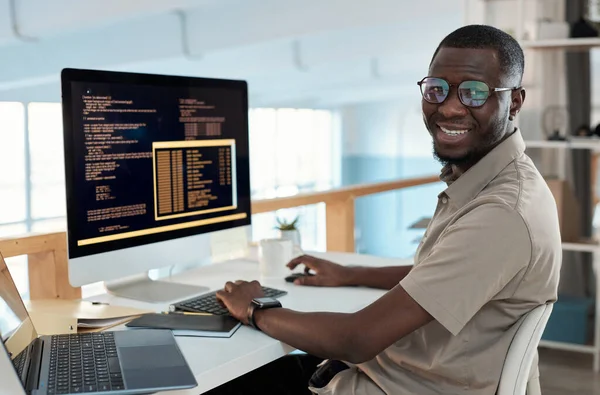 Πορτρέτο Του Χαμογελαστού Μηχανικού Λογισμικού Που Εργάζεται Στον Υπολογιστή Στο — Φωτογραφία Αρχείου