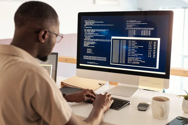 Μαύρος Προγραμματιστής Λογισμικό Αποσφαλμάτωσης Γυαλιών Κατά Την Εργασία Στον Υπολογιστή — Φωτογραφία Αρχείου