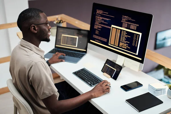 Χαρούμενος Μαύρος Προγραμματιστής Λογισμικού Που Εξετάζει Κώδικα Γραμμένος Από Συναδέλφους — Φωτογραφία Αρχείου