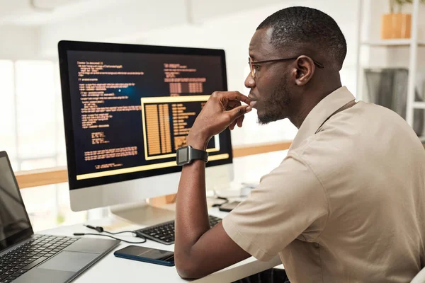 Pensive Software Engineer Читає Код Програмування Екрані Ноутбука — стокове фото