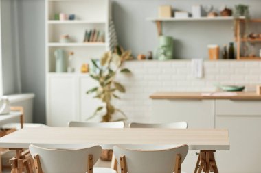 Mutfak iç kısmının arka plan görüntüsü, yemek masası minimum beyaz tonlarda ayarlanmış, boşluğu kopyala