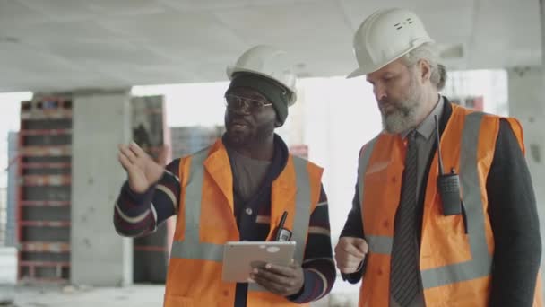 Pan Plano Medio Joven Trabajador Construcción Negro Con Plan Construcción — Vídeos de Stock