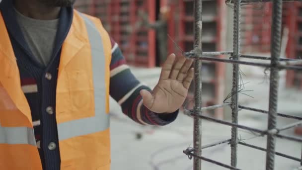 Fiatal Fekete Férfi Építőmunkás Fényvisszaverő Mellényt Keménykalapot Napszemüveget Visel Elmagyarázza — Stock videók