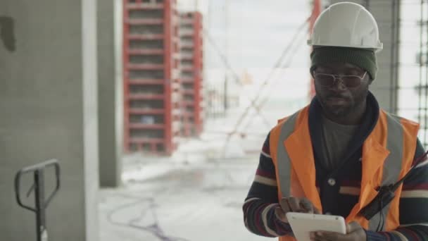 Mittleres Slowmo Porträt Des Schwarzen Vorarbeiters Mit Sonnenbrille Weste Und — Stockvideo
