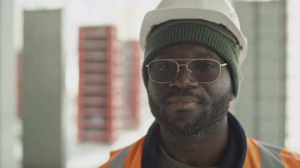 Brustbild Eines Afroamerikanischen Arbeiters Mit Hut Warnweste Und Sonnenbrille Der — Stockvideo