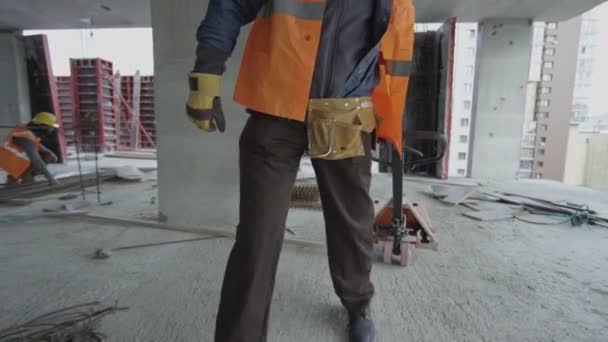 Handhållen Slowmo Gråhårig Skäggig Vit Vuxen Byggarbetare Uniform Transporterar Hydraulisk — Stockvideo