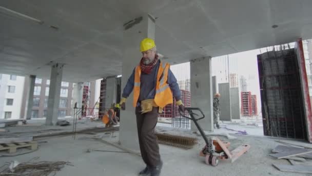Langsame Aufnahme Eines Hart Arbeitenden Kaukasischen Bauarbeiters Mittleren Alters Gelbem — Stockvideo