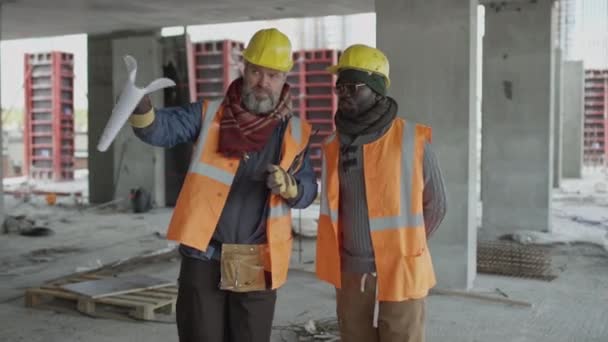 Plan Moyen Superviseur Chantier Construction Homme Caucasien Âge Moyen Discutant — Video