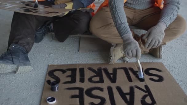Aufnahme Von Zwei Ethnisch Unterschiedlichen Bauarbeitern Die Slogans Wie Gehälter — Stockvideo