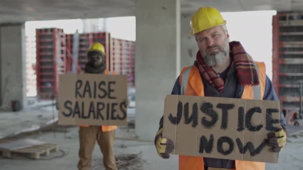 Retrato Médio Dois Diversos Trabalhadores Construção Civil Engenharia Posando Para — Vídeo de Stock