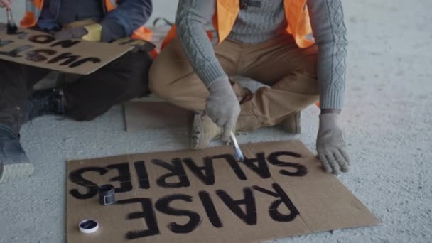 Pan Recadré Deux Ouvriers Construction Masculins Méconnaissables Assis Sur Sol — Video