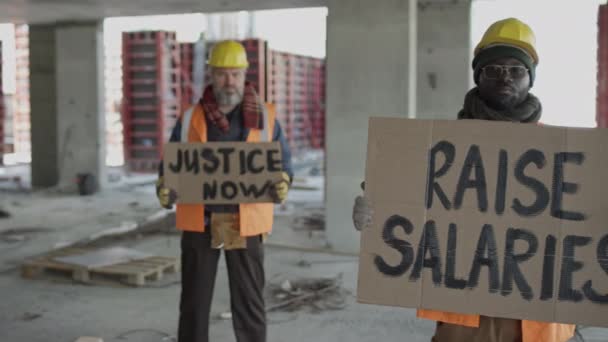 Közepes Pan Slow Portré Két Többnemzetiségű Építőmunkásról Akik Igényes Sztrájkoló — Stock videók