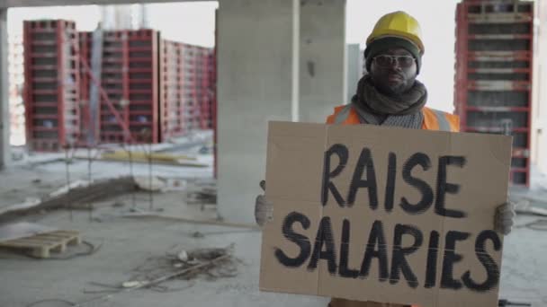 Panning Medium Slowmo Porträtt Afroamerikanska Manliga Byggarbetare Med Höja Löner — Stockvideo