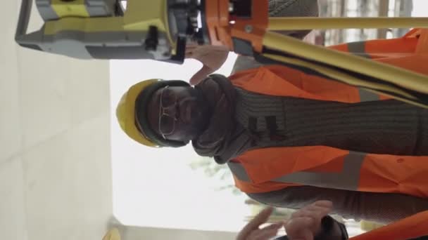 Vertical Tiro Médio Engenheiro Masculino Afro Americano Vestindo Chapéu Amarelo — Vídeo de Stock